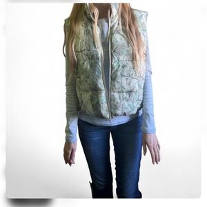 Forest green puff coat sleeveless jacket woman’s size small winter layers coat